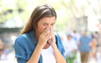 woman-sneezing-in-public